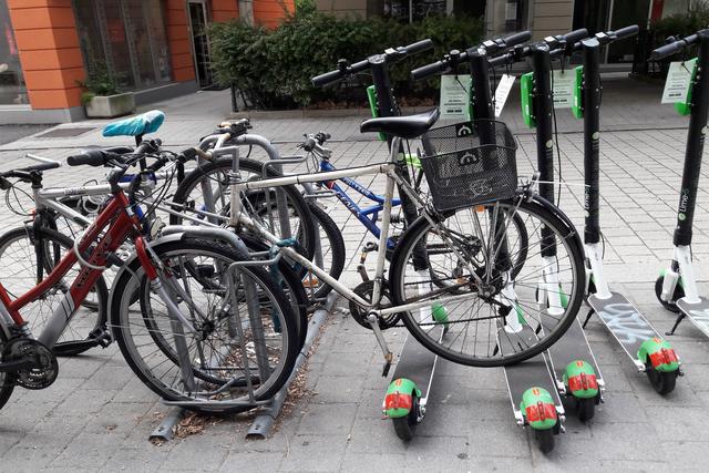 Beim Lentia-Eingang in der Blütenstraße gibt es nur wenige Plätze für Fahrräder, wie dieses Foto vom 5. Juli zeigt. | Foto: privat
