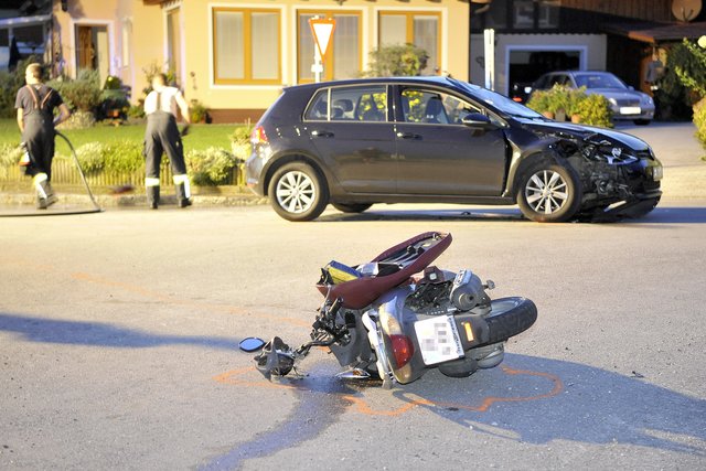 Der Motorradfahrer erlitt bei dem Zusammenstoß tödliche Verletzungen.  | Foto: Manfred Fesl