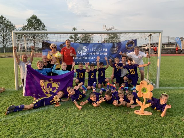 Trainer NK Maribor, Jürgen Spitzschuh (GF Spitzschuh Maschinenbau), Christine Eisner (Bgm. Ohlsdorf), Heli Pöll (Nachwuchsleiter ASKÖ Ohlsdorf), Co-Trainer NK Maribor, Kurt Staudinger (OK-Chef ISFNT) sowie die Spieler des NK Maribor.
 | Foto: ASKÖ Ohlsdorf/Derflinger