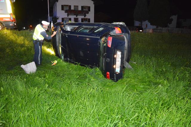 Polizeibeamte bei der Unfallermittlung in Bruckhäusl, nachdem sich der Pkw mehrfach überschlagen hatte. Die Lenkerin blieb unverletzt. | Foto: ZOOM.Tirol