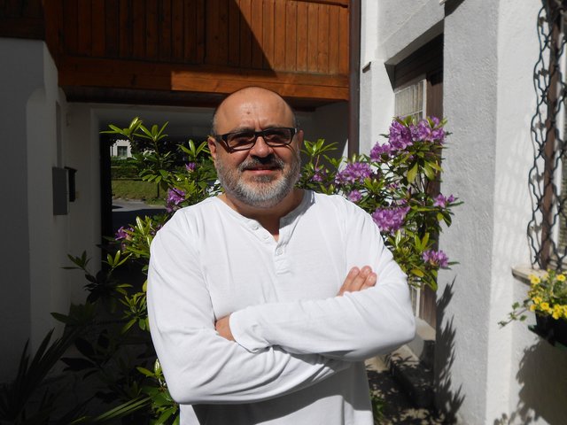 Der singende Pizzakoch: Corrado Salvia aus Italien betreibt eine Pizzastube am Erlaufufer in Scheibbs und fährt ab auf Opern.