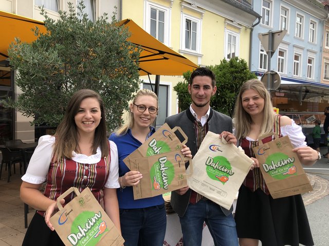 Daniela Hinteregger, (li.) Bezirksleiterin der Landjugend, verteilte am Feldkirchner Wochenmarkt die umweltfreundlichen Taschen