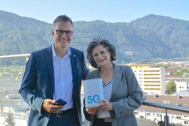 Wörgls Bürgermeisterin Hedi Wechner bekam von "Drei"-CEO Jan Trionow auch gleich einen 5G-fähigen Router, ohne den das ultraschnelle Netzvergnügen nicht beim Endverbraucher ankäme.