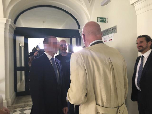 Die Freude über den Prozessausgang war bei Dominik B. (links) groß: "Ich bin froh, dass die Gerechtigkeit gesiegt hat." | Foto: Petra Weichhart