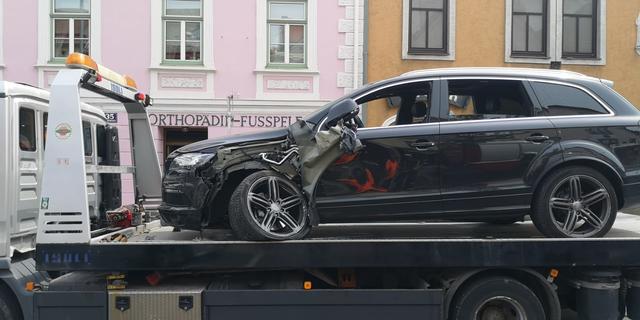 Abtransport des Unfallfahrzeuges vom Klosterneuburger Stadtplatz. | Foto: FF Klosterneuburg