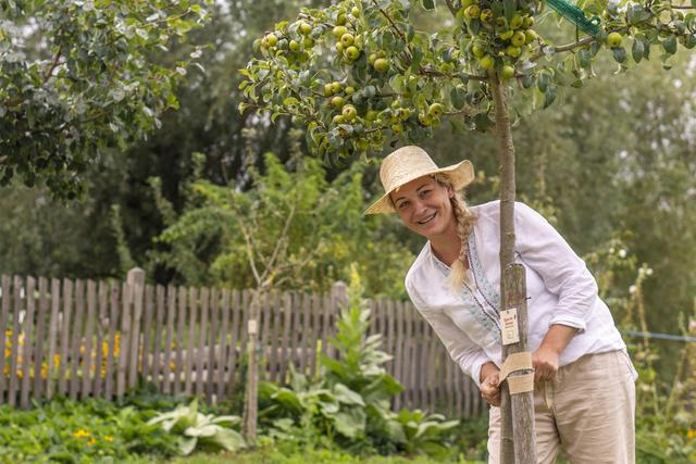 Mostbirnhaus-Geschäftsführerin Michaela Schmutz hegt und pflegt auch ihren Obstgarten. | Foto: Moststraße