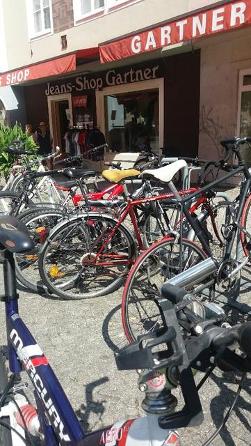 Der kleine Radständer am Alten Markt ist hoffnungslos überfüllt. Antwort Büro Hein: Weiterer Radständer wird aufgestellt. | Foto: privat