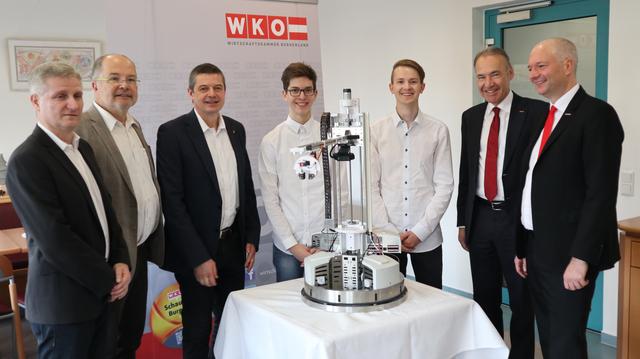 Alexander Kappler und Leo Moser von der HTL Pinkafeld mit WK-Präsident Peter Nemeth, WK-Direktor Rainer Ribing und den Ausbildnern der Preisträger