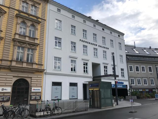 Vor den Promenaden Galerien gibt es nur ganz wenige Abstellplätze für Räder. | Foto: privat