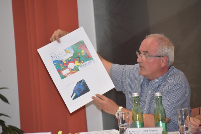 SR Ewald Hasler präsentiert Vorschläge für die Tafeln "Rauchfreie Zonen".