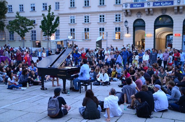 Am 30. August startet im MQ das Open Piano for Refugees.