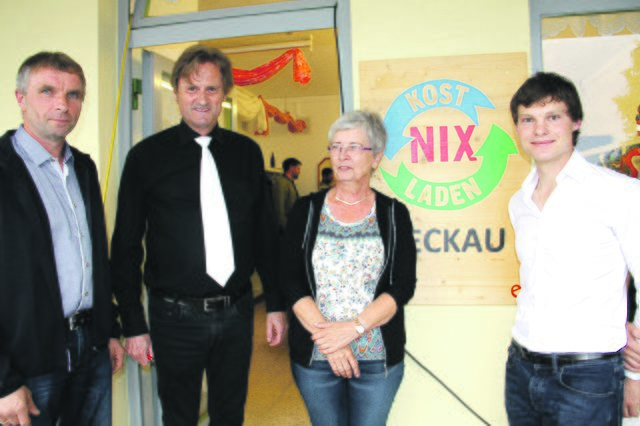 Das e5-Team: Siegfried Kleemair, Wilhelm Pichler, Herta Ehgartner und Florian Lackner vor dem Kostnix-Laden in Seckau.
