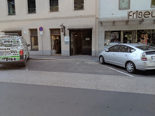 Eltern der Krabbenstube am Hessenplatz müssen mühsam durch die schmale Eingangstür in den Hof. Antwort Büro Hein: genügend Möglichkeiten in der Nähe | Foto: privat