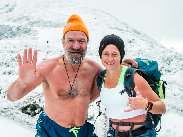Sonja Flandorfer mit Wim Hof bei der Ausbildung bei minus 15 Grad Celsius: „Wir Frauen durften zumindest ein Oberteil tragen.“