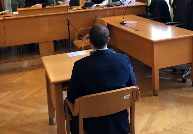 Der angeklagte Lokführer musste sich wegen grober fahrlässiger Körperverletzung und Gemeingefährdung vor Gericht verantworten. Er plädiert auf "nicht schuldig". | Foto: Petra Weichhart