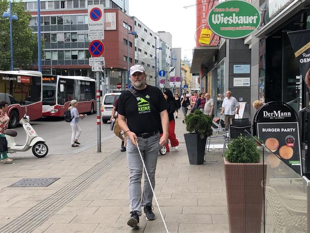 Jürgen Schwingshandl auf seinem Weg durch Floridsdorf. Hier kennt er die meisten Wege sehr gut und braucht keine Hilfe.  | Foto: Sellner