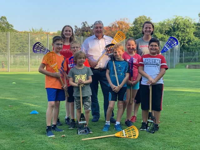 Spaß beim Ausprobieren der neuen Trendsportart Intercrosse hatten zahlreiche Kinder in Simmering gemeinsam mit Berzirksvorsteher Paul Johann Stadler. | Foto: Richter