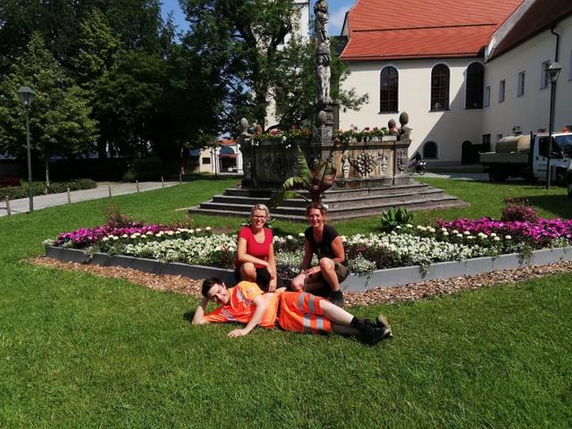 LehrlingsRedakteur Christian Neumayr von der Stadtgärtnerei Braunau "bei der Arbeit".