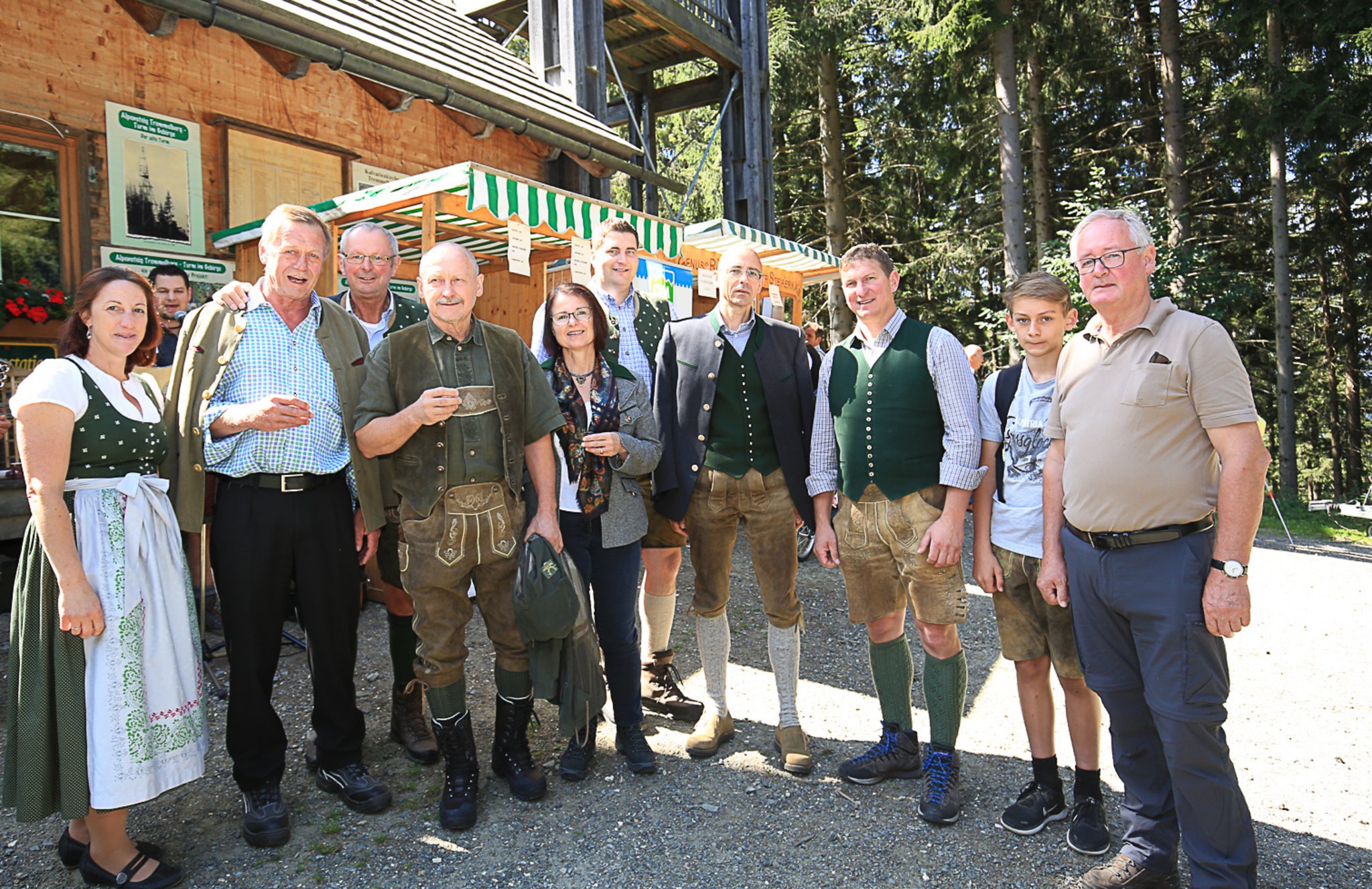 Farrach, die andern unter dem Namen Spielberg mit den brigen Gemeinden, schon lange bestrebt waren, aus dem Verbande, wie er jetzt besteht, zu kommen. Knittelfeld angesucht haben, u. z. unter der Bedingung, da sie sich in jene Stenographische Protokolle ber die Sitzungen des