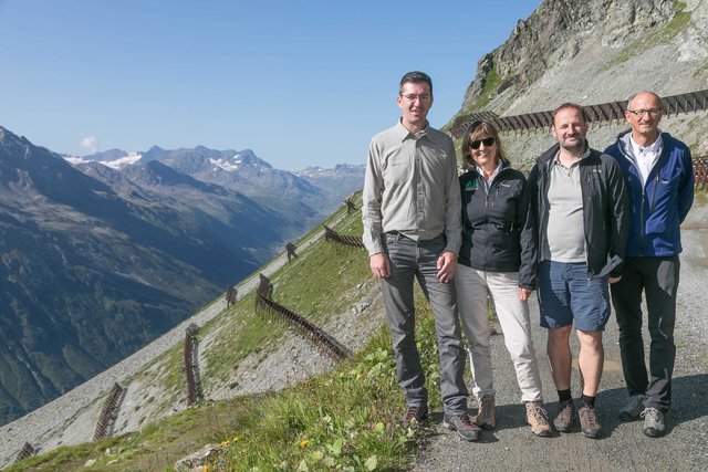 Anlässlich des 20. Jahrestags des verheerenden Lawinenunglücks besuchte Bundesministerin Maria Patek Galtür. Vor Ort besichtigte sie die bereits umgesetzten Schutzbauten und überzeugte sich vom aktuellen Stand sowie der Sicherheit der Verbauungen. Im Bild (v.l.n.r.): Der WLV-Sektionsleiter für Tirol, Gebhard Walter, Bundesministerin Maria Patek, der WLV-Gebietsbauleiter für das Obere Inntal, Daniel Kurz, und der Bürgermeister von Galtür, Anton Mattle. | Foto: Robert Strasser