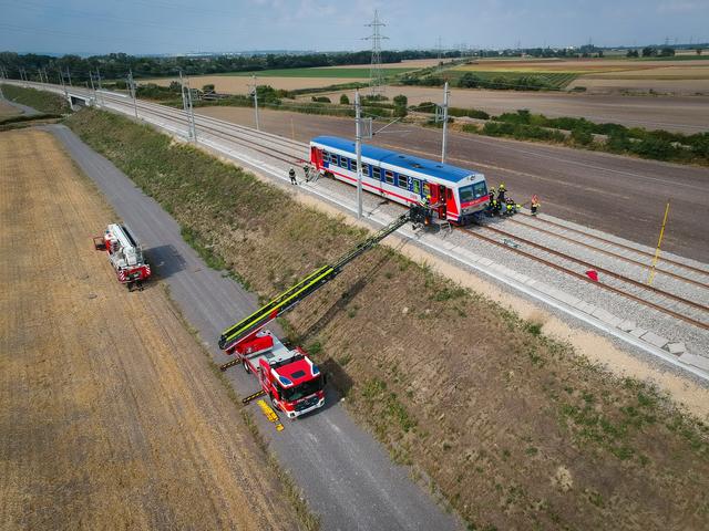 Großübung der Feuerwehren aus Achau, Münchendorf, Brunn am Gebirge und Wiener Neudorf gemeinsam mit dem Roten Kreuz und den ÖBB an der Pottendorfer Linie. | Foto: Seyfert / www.bfk-moedling.at