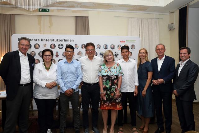 v.l.n.r.: Dr. Gerhard Roiss (Generaldirektor a.D. OMV AG), Mag.a Barbara Eckereder (Eckereder Tischlerei GmbH), Qorban Rahimi (TopRein), Integrationslandesrat Rudi Anschober, Dr.in Beate Palfrader (Landesrätin für Bildung und Arbeit), Mustafa Noori (TopRein),  Mag.a Agnes-Sirkka Prammer (Referentin Flucht &amp; Migration), Dr. Othmar Karas (Vizepräsident des Europäischen Parlaments), Christian Mastny (TopRein Gebäudereinigungs- und Handels GmbH) | Foto: Kraml/Land OÖ
