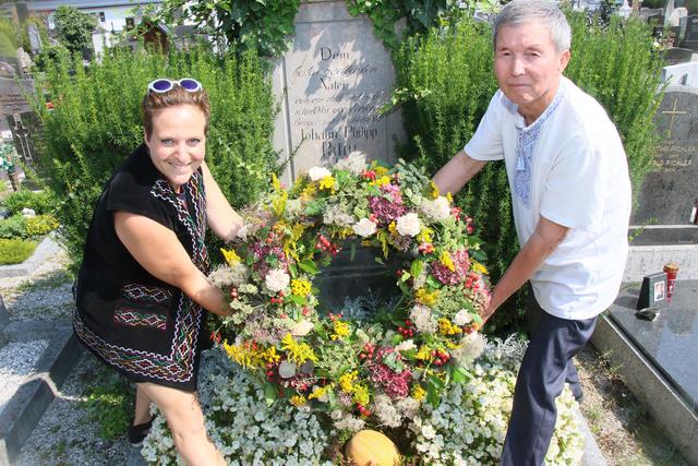 Kranzniederlegeung von Krönert und Abdurakhmanov.