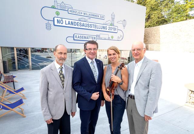 Kulturstadtrat Franz Piribauer mit den Wiener Neustädter Instrumentalisten Friedrich Krajnik, Cordula Schröck und Dirigent Michael Salamon.