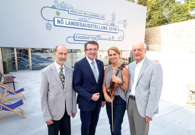 Kulturstadtrat Franz Piribauer mit den Wiener Neustädter Instrumentalisten Friedrich Krajnik, Cordula Schröck und Dirigent Michael Salamon. | Foto: Stadt WN/Pürer