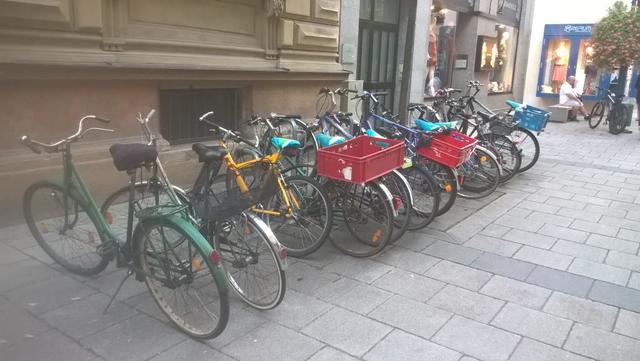 Deutlich mehr Räder als Plätze an der Abstellanlage in der Herrenstraße. | Foto: privat