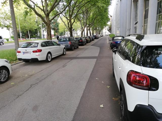 Gar keine Radabstellanlagen gibt es auf der Nebenfahrbahn in der Gruberstraße. | Foto: privat