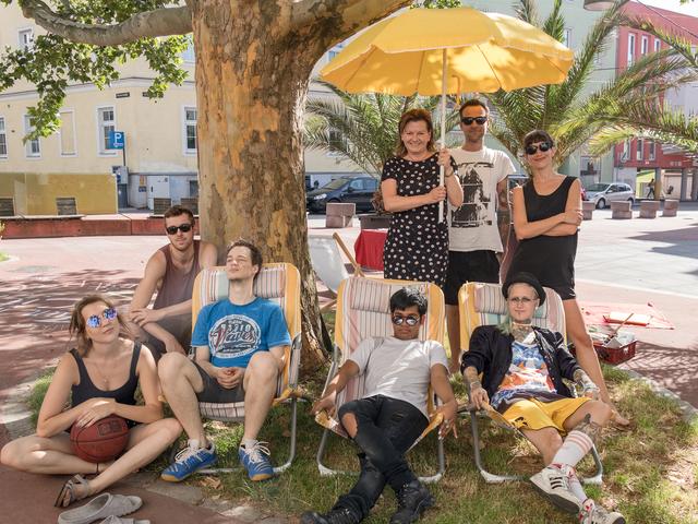 Vizebürgermeisterin Karin Hörzing (stehend links) war beim Outdoor Jugendzentrum ann&amp;pat zu Besuch. | Foto: Herzenberger