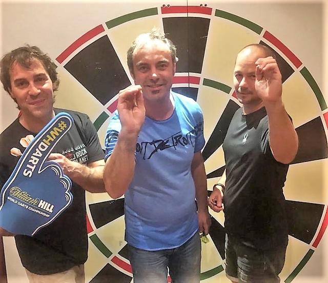 Obmann Michael Fuxreiter, Schriftführer Manfred Scherleitner und Kassier Jürgen Beisteiner sind begeisterte Dartspieler. | Foto: Dart Club auf der Wiese 