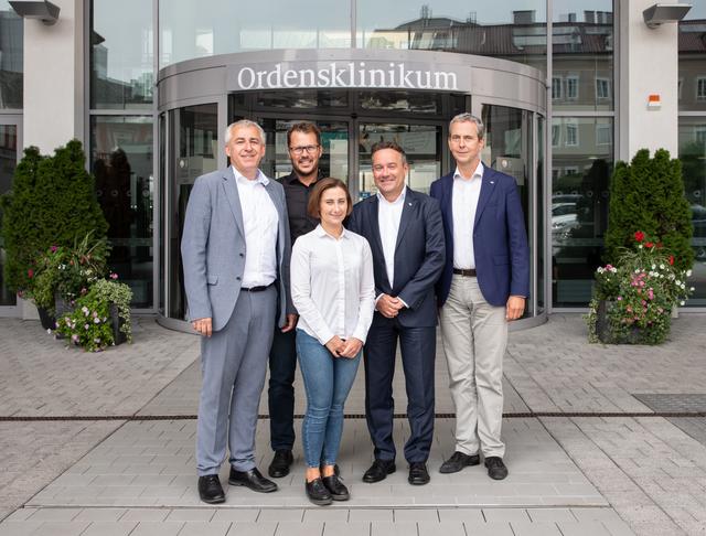 v. l.: Wolfgang Chmelir, Leiter der OÖ. Journalistenakademie, Claus Hager, Leiter Kommunikation Ordensklinikum Linz, Lehrredakteurin Martina Winkler, Walter Kneidinger und Stefan Meusburger, Geschäftsführer Ordensklinikum Linz