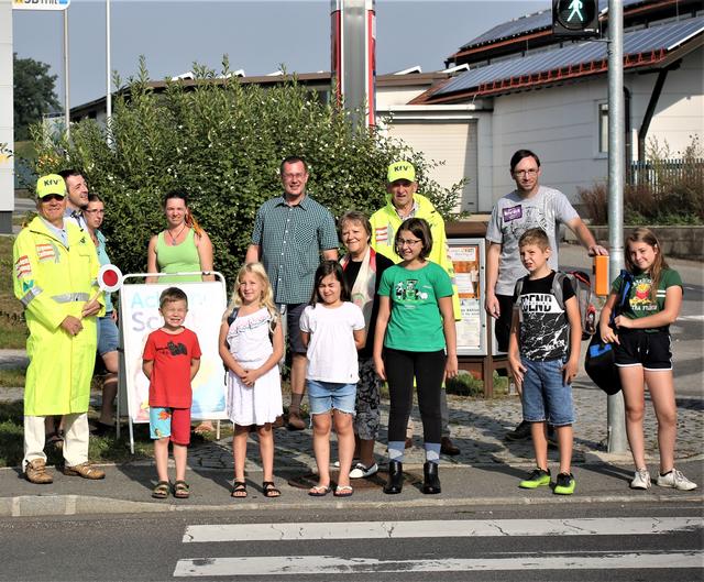 Die Schülerlotsen Erich Mader und Josef Weikartschläger, Andreas und Bettina Granner mit Stefanie, Christina und Jonathan, Marlene und Markus Zöchmeister mit Alyssa, Amelie und Adrian, Andreas Mauritz und Margit Weikartschläger | Foto: Rainer Gangl