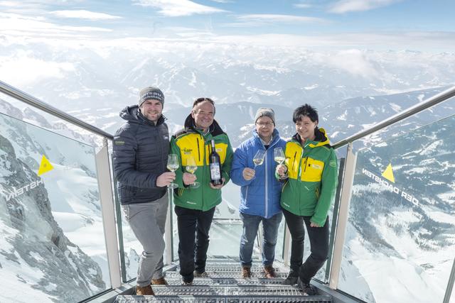 Beim Aufstieg zum „Eiswein“-Palast: Philipp Walcher, Georg Bliem, Peter Masser, Birgit Ackerl (von links nach rechts) | Foto: Dachstein-Gletscherbahn 