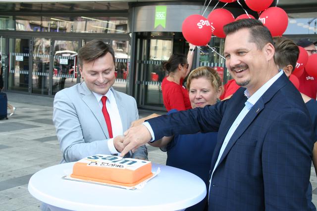Fünf Jahre erfolgreiche Arbeit am Hauptbahnhof Wien feierte SAM (Mobile Soziale Arbeit) mit Drogenkoordinator Ewalt Lochner (l) und Favoritens Bezirksvorsteher Marcus Franz (SPÖ).