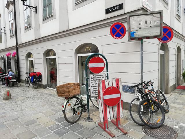In der verkehrsberuhigten Altstadt sollten die nur wenigen vorhandenen Radständer, die oftmals überfüllt sind unbedingt erweitert werden, schreibt eine Leserin. Ihr Vorschlag: Vielleicht mit Modellen, die sich dem Altstadtcharakter anpassen. | Foto: privat