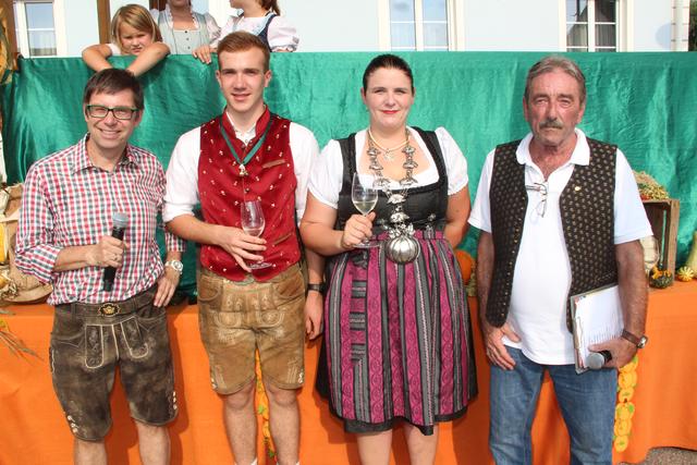 Jetzt sind sie gekürt: Kürbisbürgermeisterin Evelin Kropf und Jugend-Kürbisbürgermeister Oliver Hödl, hier mit den beiden bewährten Moderatoren Werner Ranacher und Hannes Wastian. | Foto: Samir Yousif