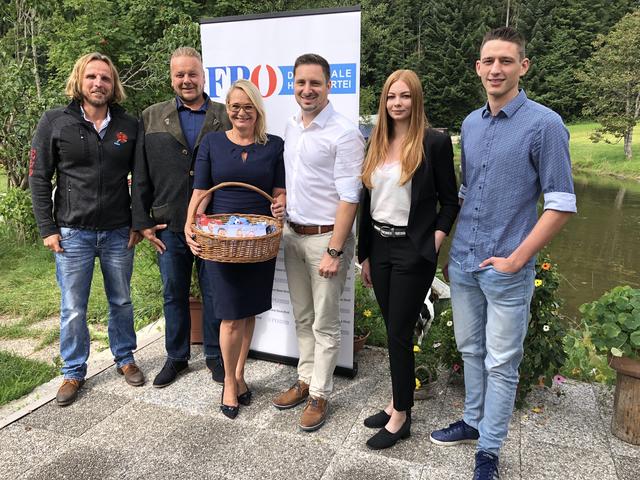 Guido Leitner (Nr. 2), Robert Wurzenrainer (Nr. 3), Spitzenkandidatin Carmen Schimanek, Andreas Gang (Nr. 4), Lisa Salfenauer (Nr. 5) und Markus Luger (Nr. 12) (v. li.). präsentierten das Programm der FPÖ im Wahlkreis 7c Unterland. | Foto: Johanna Schweinester
