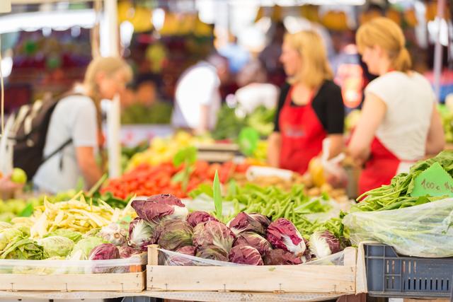 Bauernmärkte und Hofläden bieten regionale und saisonale Produkte aus erster Hand an.