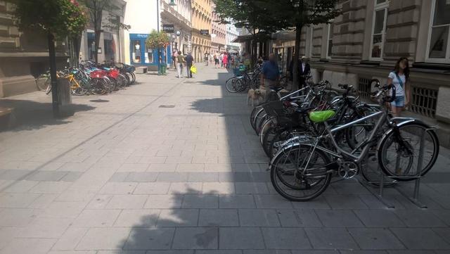 Viele Einsendungen haben uns von der Herrenstraße erreicht, wo die Radständer regelmäßig voll sind. | Foto: privat