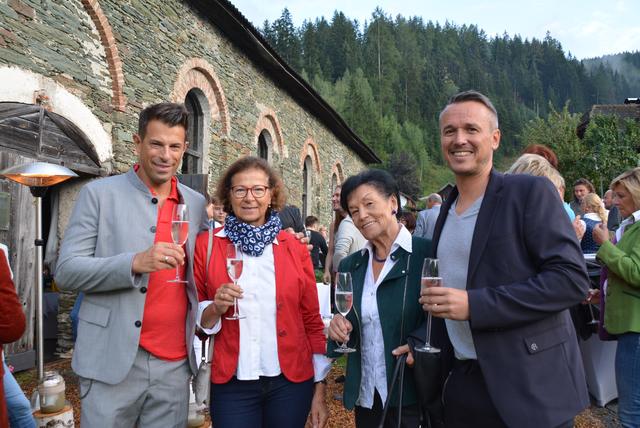 Toni Klein (links) und sein neuer Grschäftspartner Franz Pirker luden ihre Mütte zum Galaabend ein