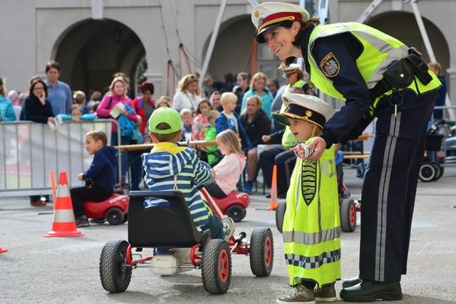 Einmal Polizist sein – was Beamte machen und was sie zur Sicherheit der Straßenverkehrsteilnehmer beitragen.
