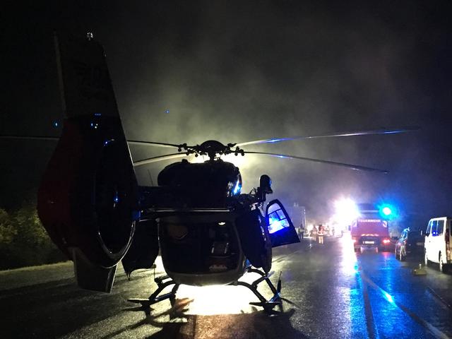 Schwerer nächtlicher Verkehrsunfall in Reutte vor wenigen Tagen. Dank der neuen Dienstzeiten bei der ARA Flugrettung war der Notarzthubschrauber RK-2 rasch vor Ort und brachte intensivmedizinische Hilfe. | Foto: ARA