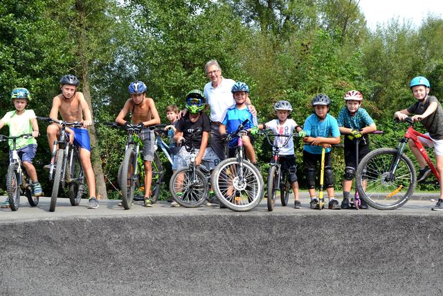 Bgm. Nestler testet mit Jugendlichen die Pumptrack-Anlage.