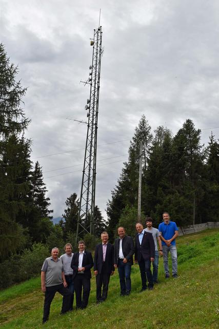 Über den Abschluss des gemeinsamen Projekts zur unabhängigen Zweitanbindung des behördlichen Digitalfunks in Tirol freuen sich von links Landesfeuerwehrinspektor Alfons Gruber, Funktechniker Alois Angerer vom Zivil- und Katastrophenschutz, die Vertreter des Innenministeriums Abteilungsleiter Wolfgang Müller und Sektionschef Hermann Feiner, LHStv Josef Geiser, Abteilungsvorstand Herbert Walter mit dem Funkteam Manuel Niedertscheider und Bernhard Goßner vom Zivil- und Katastrophenschutz des Landes. 
 | Foto: © Foto: Land Tirol/Entstrasser-Müller