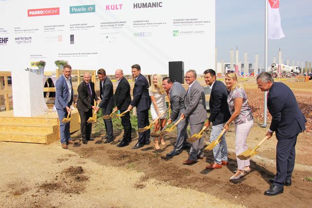 Exakt 5 Jahre nach dem Spatenstich für das Fachmarktzentrum PADO im Businesspark Parndorf erfolgte durch Landesrätin Daniela Winkler, Landesrat Christian Illedits, Landesrat Alexander Petschnig, Landeshauptmann a.D. Hans Niessl, Bauherr Richard Erlinger, Harald Zagiczek, Geschäftsführer der Wirtschaft Burgenland GmbH und Bürgermeister Wolfgang Kovacs der Spatenstich für die Errichtung der PADO GALERIEN. | Foto: LMS Bgld.