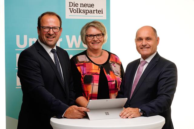 Landesgeschäftsführer Bernhard Ebner, Bezirksgeschäftsführerin Helga Ebner, Präsident Wolfgang Sobotka | Foto: VP Gäbserndorf