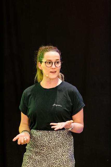 Tamara Zinggl beim Silent Speaker Battle in Düsseldorf.